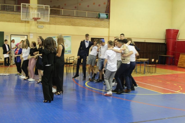 Przedstawienie: grupa uczniów tańczy