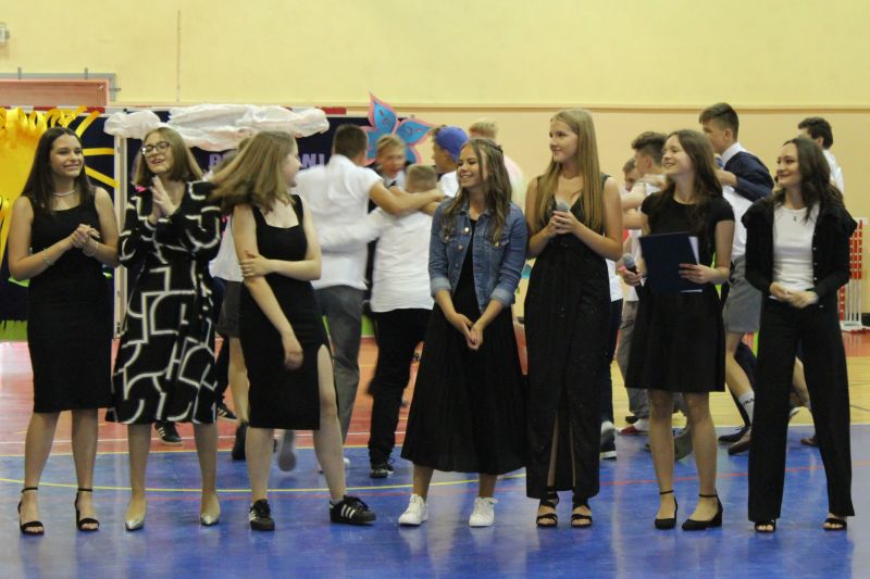 Przedstawienie: grupa uczniów tańczy