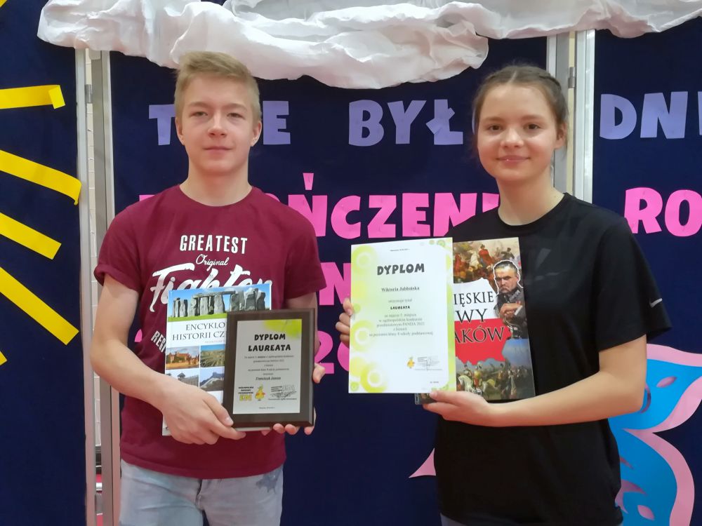 Laureaci konkursu Wiktoria i Franek z dyplomami i nagrodami książkowymi