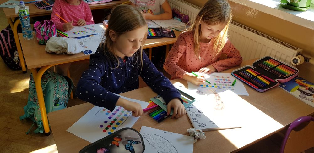 dzieci kolorują rytmy kolorowych kropek