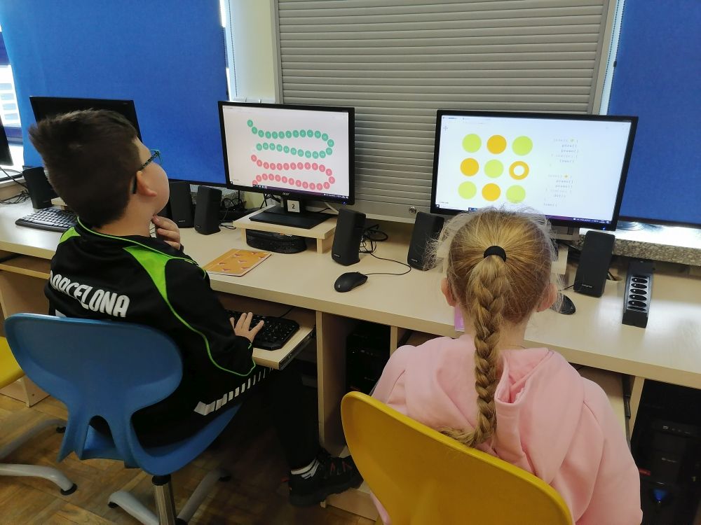 Uczniowie pracują przy komputerach