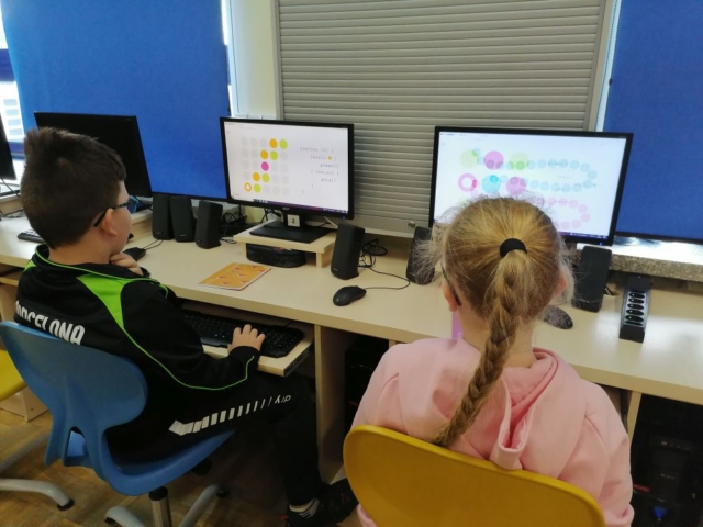 Uczniowie pracują przy komputerach