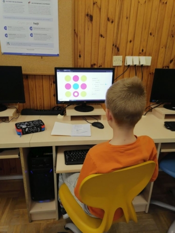 Uczeń pracuje na komputerze