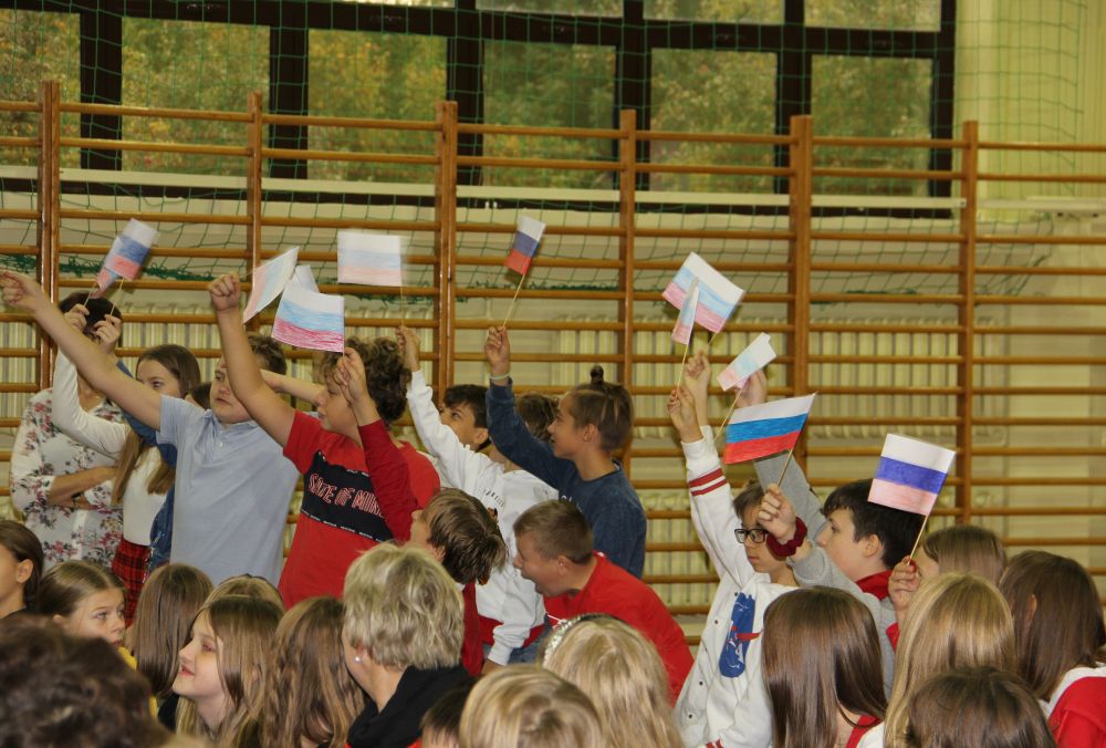 Uczniowie prezentują flagi Francji