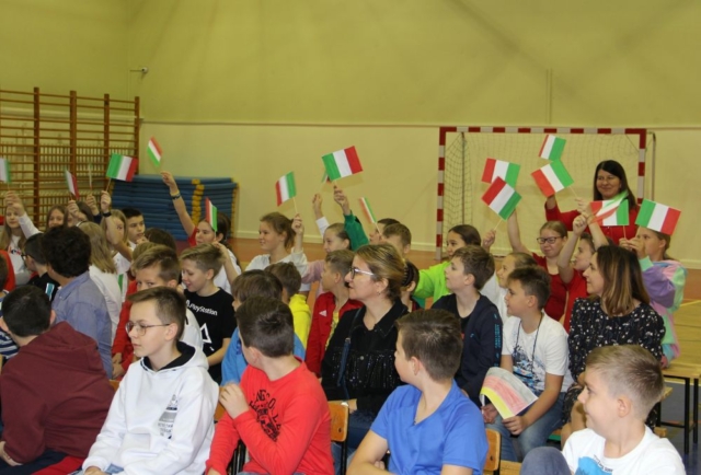 Uczniowie prezentują flagi Włoch