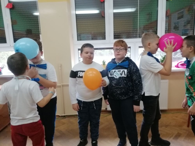 Uczniowie z balonami.
