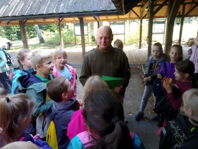 Dzieci dziękują leśniczemu za przeprowadzenie lekcji w lesie