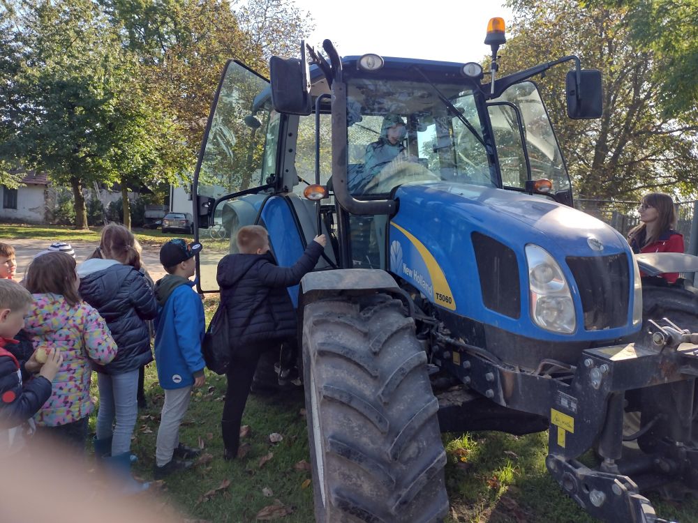 Dzieci oglądają traktor