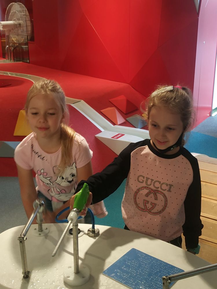 Dziewczynki przy urządzeniu z wodą