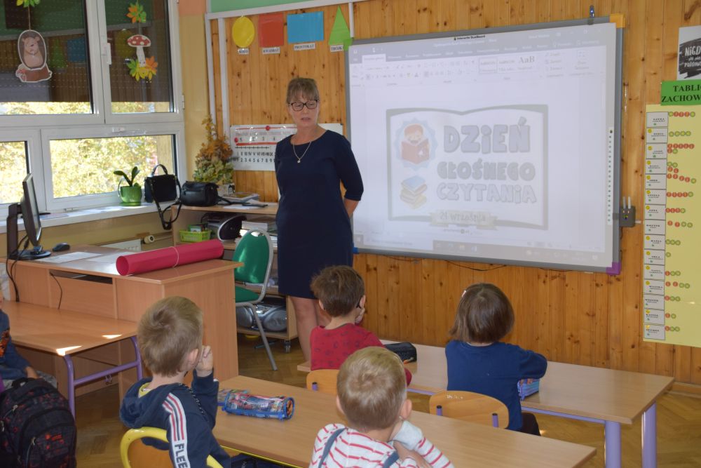 nauczyciel informuje uczniów o obchodach Ogólnopolskiego Dnia Głośnego czytania w dniu 29 września