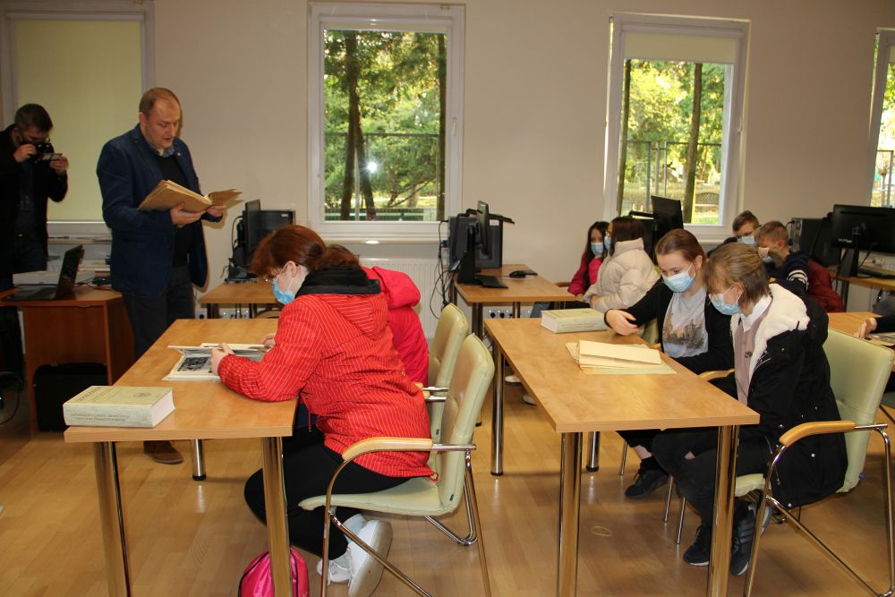 Uczniowie podczas lekcji archiwalnej w Instytucie Pamięci Narodowej oddział w Łodzi.