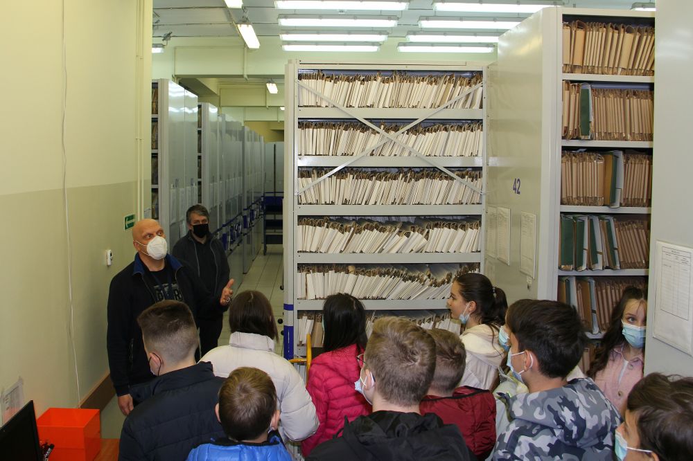 Uczniowie oglądają zbiory archiwum Instytutu Pamięci Narodowej oddział w Łodzi.