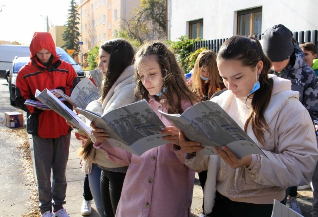 Uczniowie zwiedzają miejsca, w których podczas II wojny światowej znajdował się były niemiecki obóz pracy dla dzieci przy ulicy Przemysłowej w Łodzi, korzystają z opracowania materiałów archiwalnych Instytutu Pamięci Narodowej  oddział w Łodzi.