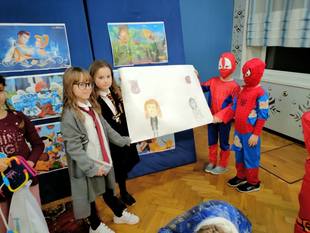 Dzieci prezentują wykonane plakaty