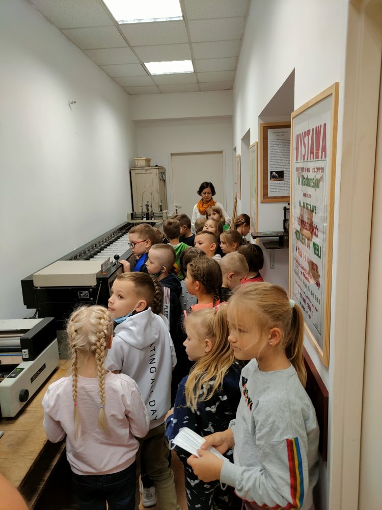 Dzieci oglądają wystawę starych urządzeń w drukarni