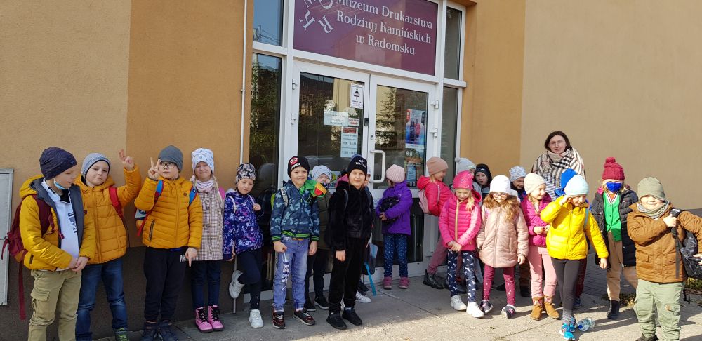 Dzieci stoją przed wejściem do Muzeum Drukarstwa W Radomsku