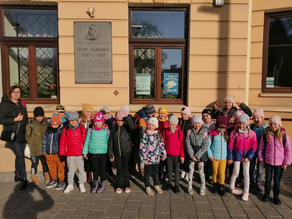 Grupa dzieci stojąca przed Muzeum Regionalnym w Radomsku