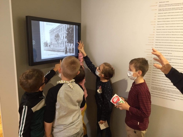 Uczniowie oglądają prezentację multimedialną na temat historii Radomska