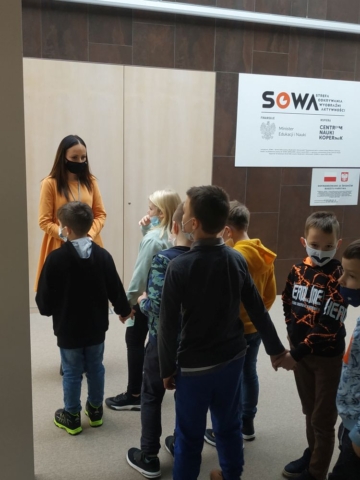 Uczniowie wchodzą do Centrum Sowa