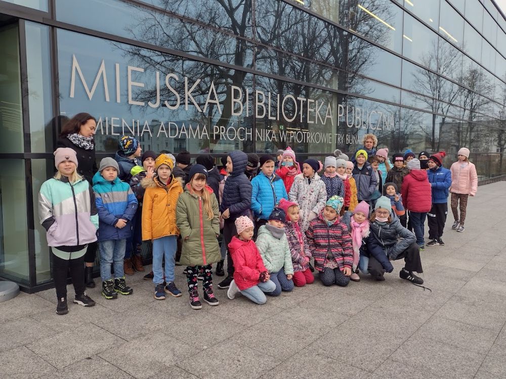 Dzieci stoją przed budynkiem Mediateki 800-lecia