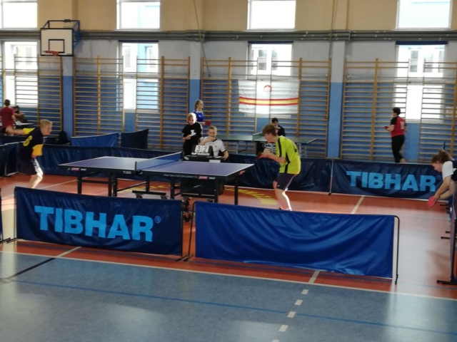 uczniowie grają w tenisa stołowego