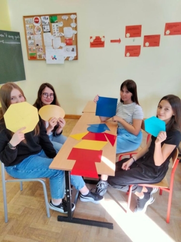 Grupa dziewczynek układa figury geometryczne