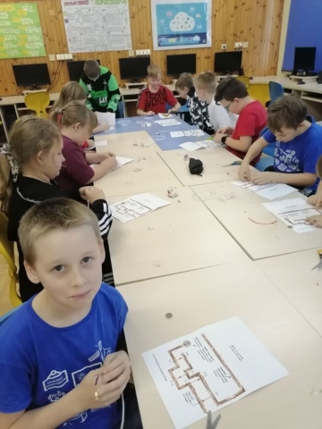 Uczniowie pracują nad kartkami