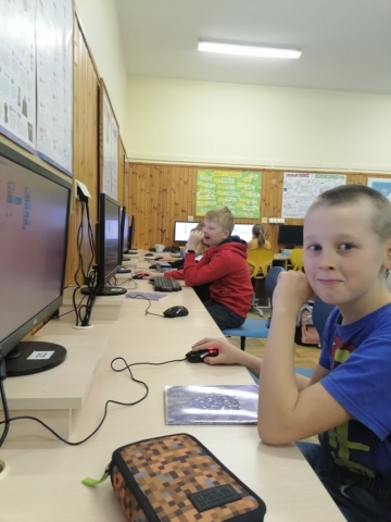 Chłopcy pracują na komputerach
