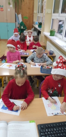 Dzieci kolorują rysunek Mikołaja
