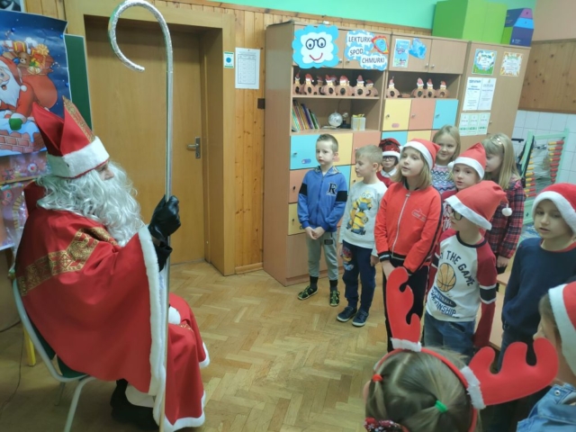 Dzieci stoją przed Mikołajem