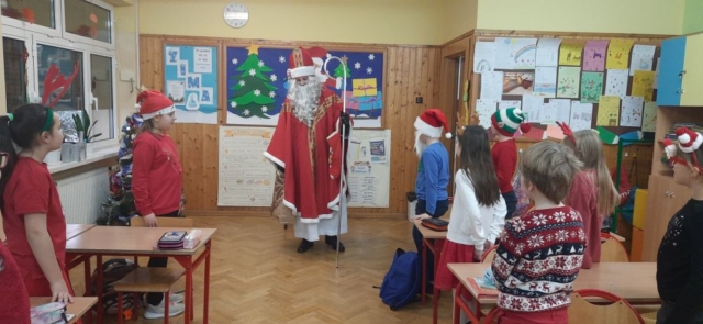 Święty Mikołaj wchodzi do klasy