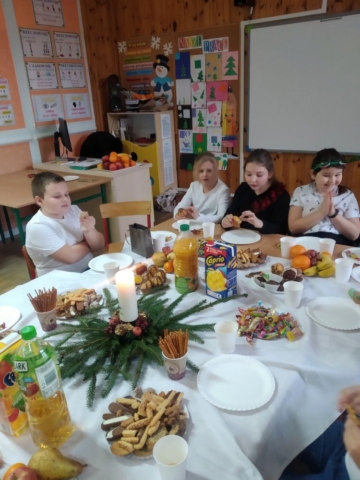 Uczniowie jedzą wigilijne potrawy