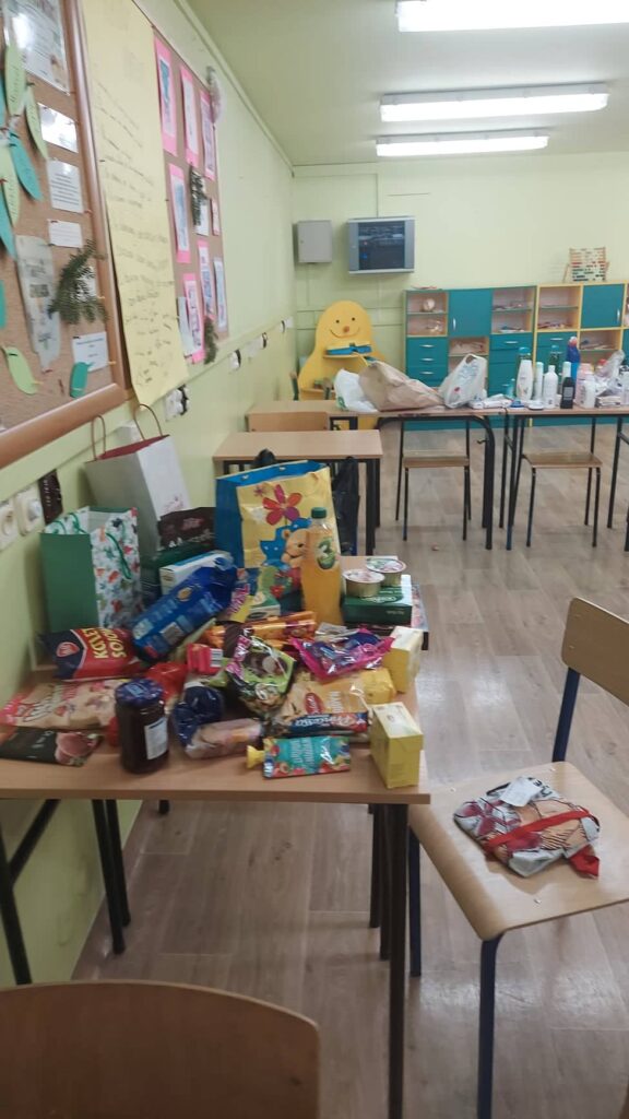 segregacja  darów w postaci żywności i środków czystości dla podopiecznych Domu Dziecka w Dąbrowie Rusieckiej i Schroniska dla Bezdomnych w Bełchatowie.