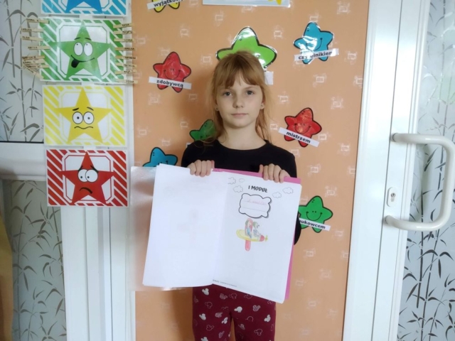 Dziewczynka pokazuje swój rysunek w „Lekturniku”.