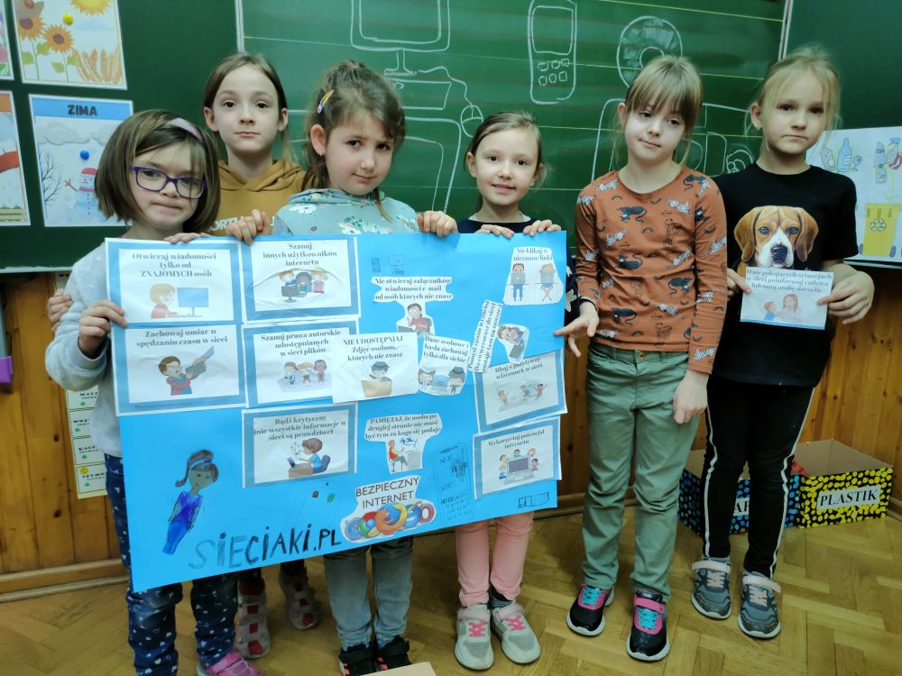 Dzieci prezentują plakat o Dniu Bezpiecznego Internetu
