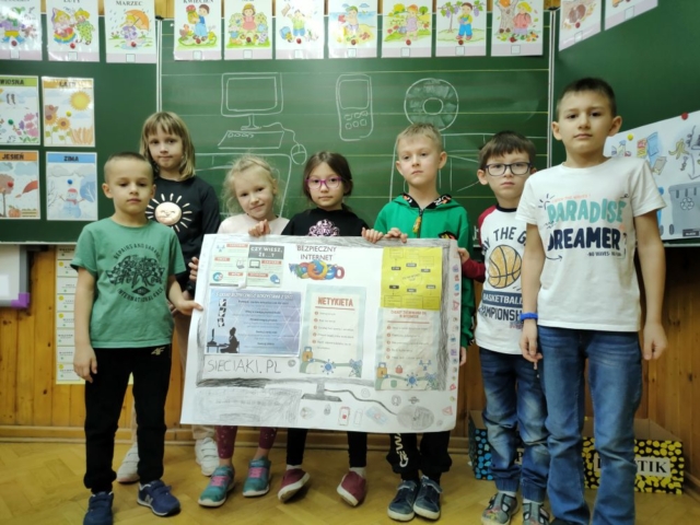 Dzieci prezentują wykonany plakat