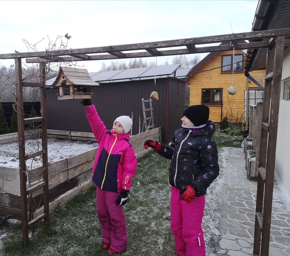 Karmniki uczniów, którzy włączyli się do akcji 'Mądrze dokarmiamy ptaki zimą'