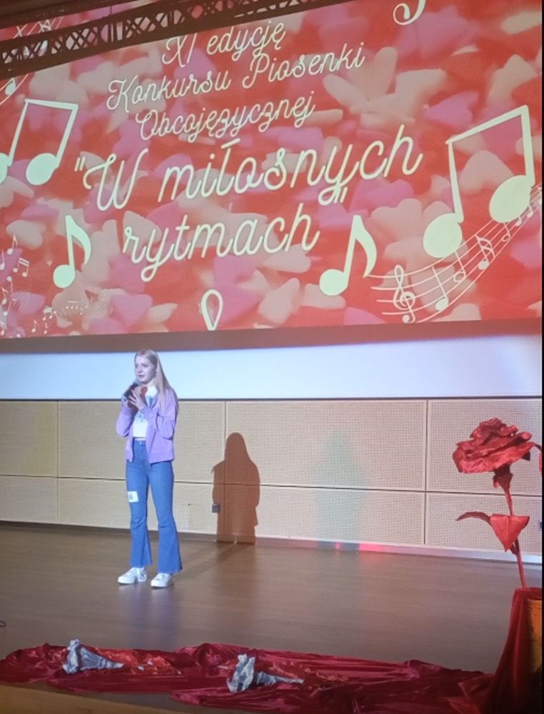 Uczennica śpiewa na scenie