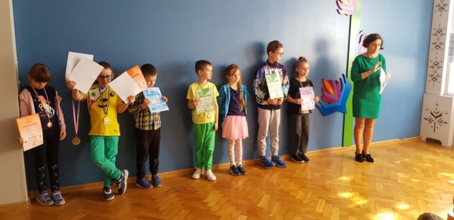 Uczniowie prezentują swoje nagrody