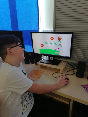 Uczeń pracuje przy komputerze