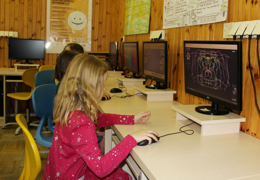 Dzieci w pracowni komputerowej.