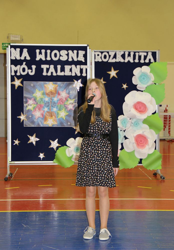Uczennica prezentuje swój talent - śpiew