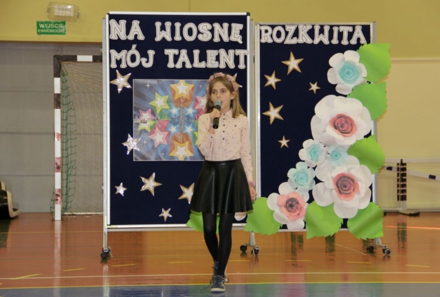 Uczennica prezentuje swój talent - śpiew
