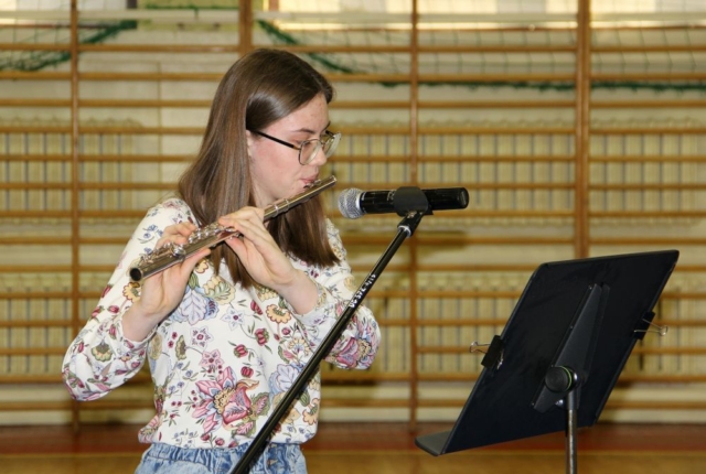 Uczennica prezentuje swój talent - gra na flecie