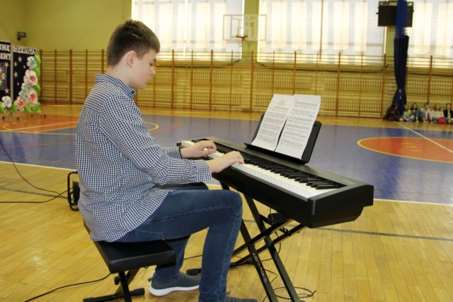 Uczeń prezentuje swój talent - gra na instrumencie (keyboard)