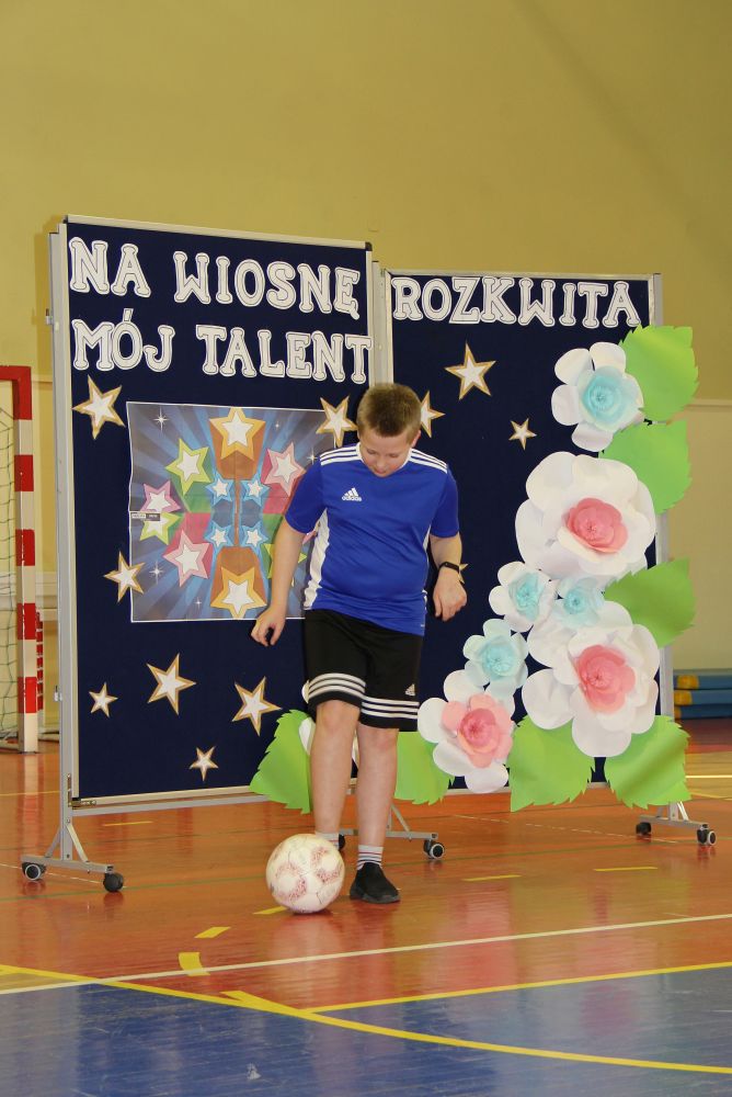 Uczeń prezentuje swój talent - sztuczki z piłką