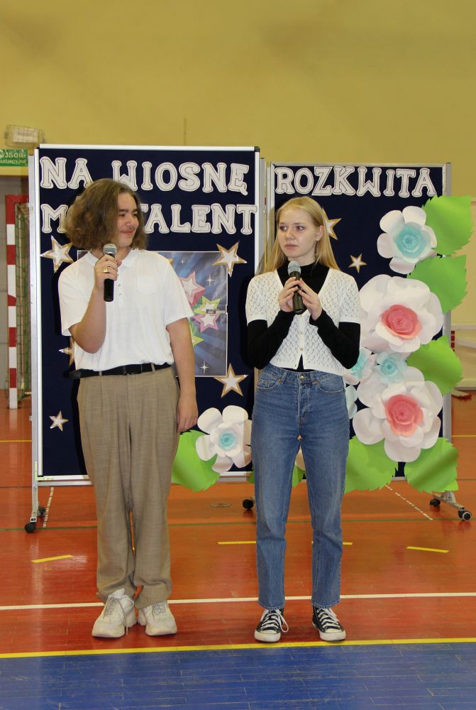 Uczennica i uczeń klasy 8 podczas występu