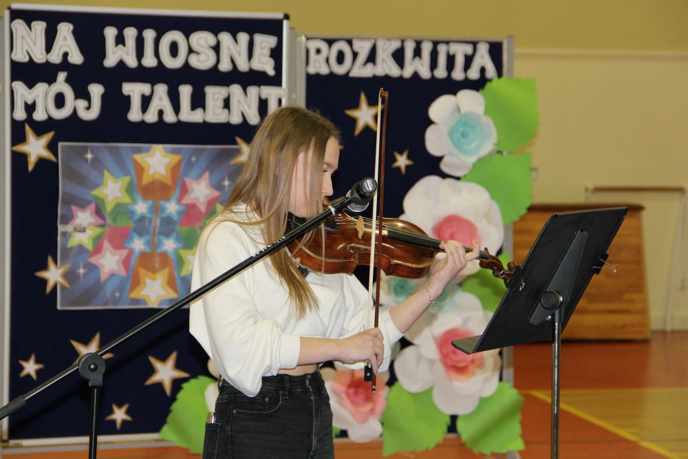 Uczennica prezentuje swój talent - gra na skrzypach