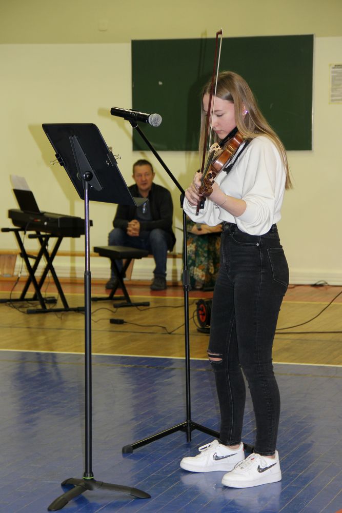 Uczennica prezentuje swój talent - gra na skrzypcach