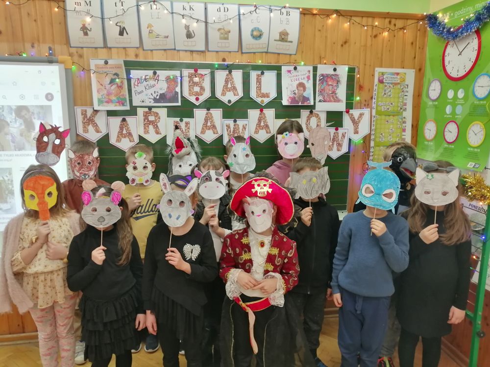 Dzieci stoją w maskach zwierząt z Akademii Pana Kleksa